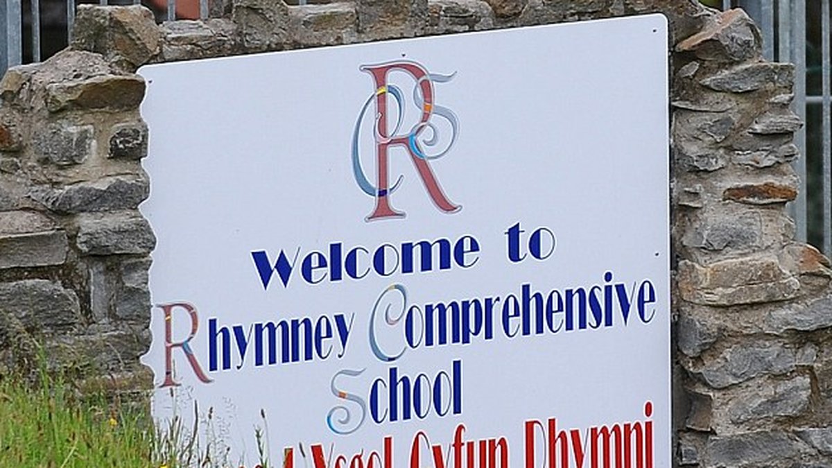 16-åringen gick på skolan Rhymney Comprehensive School i södra Wales.